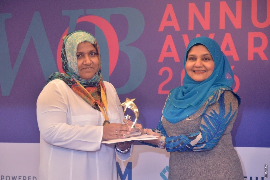 އޭޕްރީލް 3، 2017: ވިމެން އޮން ބޯޑްސްގެ އެނުއަލް އެވޯޑް ހާސިލް ކުރި ކަންބަލުންނަށް އެވޯޑް ހަވާލުކުރުމަށް ބޭއްވި ހަފްލާގެ ތެރެއިން -- ސަން ފޮޓޯ/ ފަޔާޒު މޫސާ