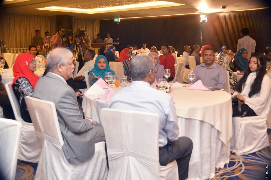 އޭޕްރީލް 3، 2017: ވިމެން އޮން ބޯޑްސްގެ އެނުއަލް އެވޯޑް ހާސިލް ކުރި ކަންބަލުންނަށް އެވޯޑް ހަވާލުކުރުމަށް ބޭއްވި ހަފްލާގެ ތެރެއިން -- ސަން ފޮޓޯ/ ފަޔާޒު މޫސާ