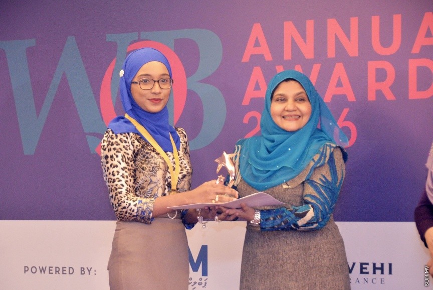 އޭޕްރީލް 3، 2017: ވިމެން އޮން ބޯޑްސްގެ އެނުއަލް އެވޯޑް ހާސިލް ކުރި ކަންބަލުންނަށް އެވޯޑް ހަވާލުކުރުމަށް ބޭއްވި ހަފްލާގެ ތެރެއިން -- ސަން ފޮޓޯ/ ފަޔާޒު މޫސާ