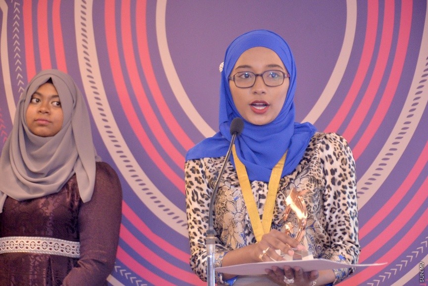 އޭޕްރީލް 3، 2017: ވިމެން އޮން ބޯޑްސްގެ އެނުއަލް އެވޯޑް ހާސިލް ކުރި ކަންބަލުންނަށް އެވޯޑް ހަވާލުކުރުމަށް ބޭއްވި ހަފްލާގެ ތެރެއިން -- ސަން ފޮޓޯ/ ފަޔާޒު މޫސާ