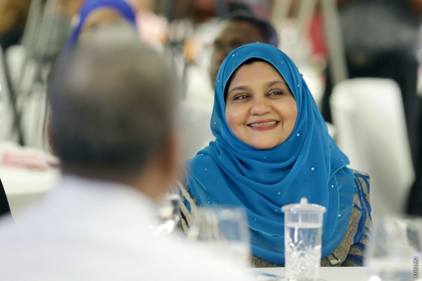 އޭޕްރީލް 3، 2017: ވިމެން އޮން ބޯޑްސްގެ އެނުއަލް އެވޯޑް ހާސިލް ކުރި ކަންބަލުންނަށް އެވޯޑް ހަވާލުކުރުމަށް ބޭއްވި ހަފްލާގެ ތެރެއިން -- ސަން ފޮޓޯ/ ފަޔާޒު މޫސާ