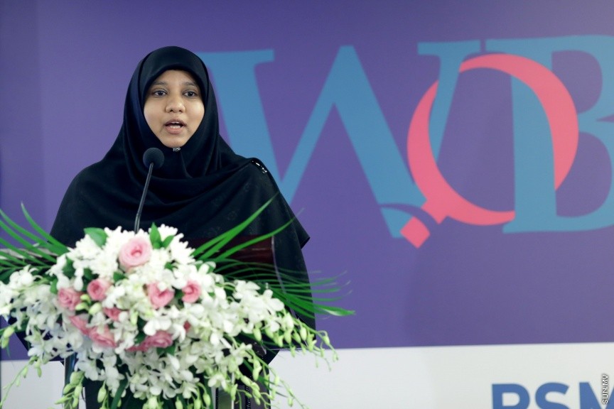 އޭޕްރީލް 3، 2017: ވިމެން އޮން ބޯޑްސްގެ އެނުއަލް އެވޯޑް ހާސިލް ކުރި ކަންބަލުންނަށް އެވޯޑް ހަވާލުކުރުމަށް ބޭއްވި ހަފްލާގެ ތެރެއިން -- ސަން ފޮޓޯ/ ފަޔާޒު މޫސާ