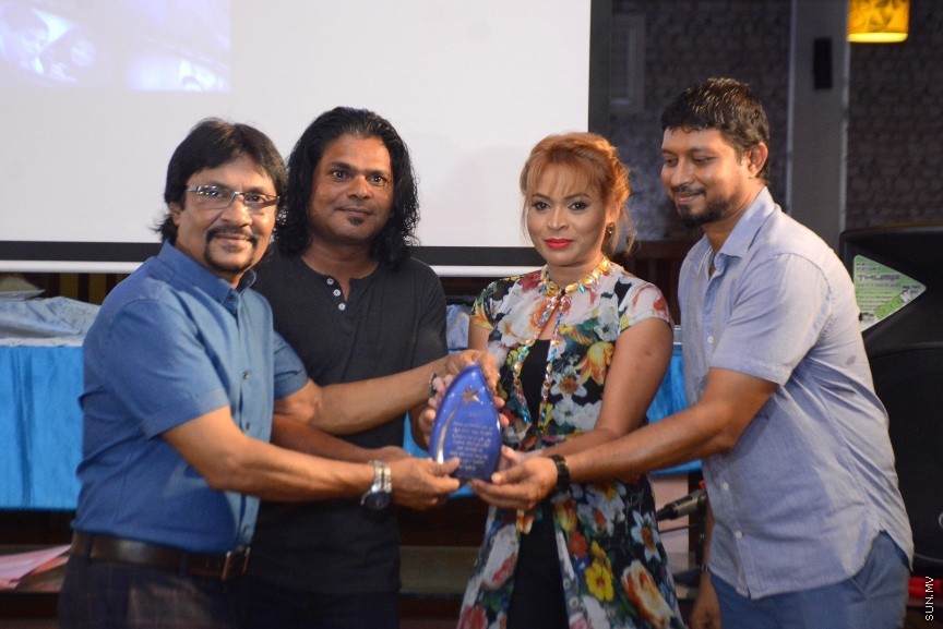އޭޕްރީލް 4، 2017: އެންވިޝަން އެންޓަޓެއިންމެންޓާއި ޔޫއްޕެ ޕްރޮޑަކްޝަން ގުޅިގެން ޔޫސުފް ޝަފީއު (ޔޫއްޕެ) ލިޔެ ޑައިރެކްޓްކުރާ ކޮމެޑީ ފިލްމު، "ނޯޓީ 40"ގެ ބައެއް ޕާޓްނަރުންނާއި ދެމެދު އެއްބަސް ވުމުގާއި ސޮއިކުރުމަށް ސަލްސާގައި ބޭއްވި ހަފްލާގެ ތެރެއިން -- ސަން ފޮޓޯ/ ފަޔާޒު މޫސާ