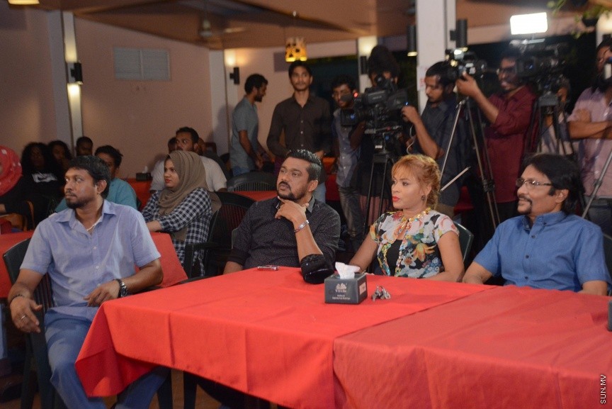 އޭޕްރީލް 4، 2017: އެންވިޝަން އެންޓަޓެއިންމެންޓާއި ޔޫއްޕެ ޕްރޮޑަކްޝަން ގުޅިގެން ޔޫސުފް ޝަފީއު (ޔޫއްޕެ) ލިޔެ ޑައިރެކްޓްކުރާ ކޮމެޑީ ފިލްމު، "ނޯޓީ 40"ގެ ބައެއް ޕާޓްނަރުންނާއި ދެމެދު އެއްބަސް ވުމުގާއި ސޮއިކުރުމަށް ސަލްސާގައި ބޭއްވި ހަފްލާގެ ތެރެއިން -- ސަން ފޮޓޯ/ ފަޔާޒު މޫސާ