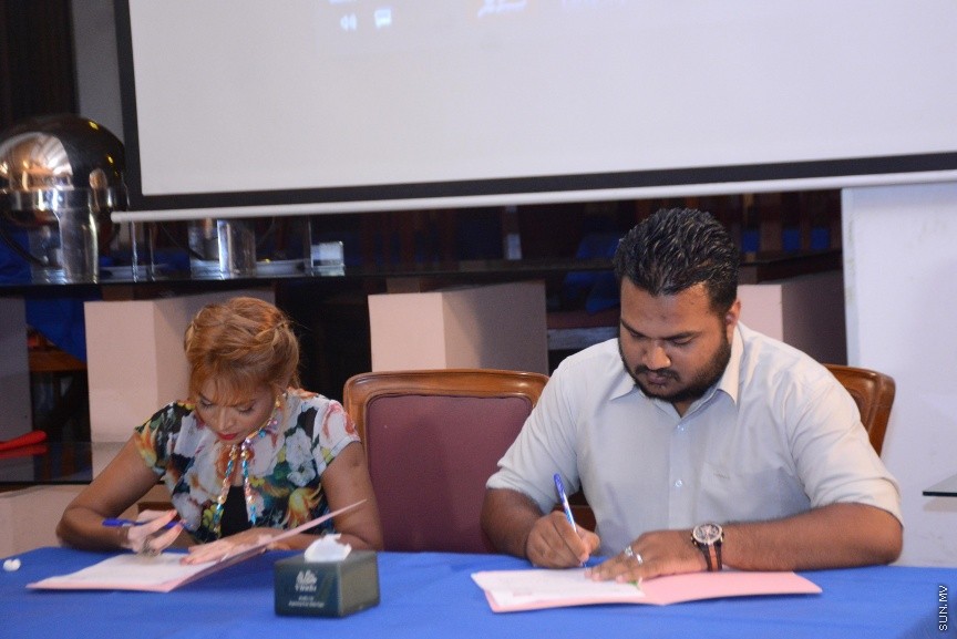 އޭޕްރީލް 4، 2017: އެންވިޝަން އެންޓަޓެއިންމެންޓާއި ޔޫއްޕެ ޕްރޮޑަކްޝަން ގުޅިގެން ޔޫސުފް ޝަފީއު (ޔޫއްޕެ) ލިޔެ ޑައިރެކްޓްކުރާ ކޮމެޑީ ފިލްމު، "ނޯޓީ 40"ގެ ބައެއް ޕާޓްނަރުންނާއި ދެމެދު އެއްބަސް ވުމުގާއި ސޮއިކުރުމަށް ސަލްސާގައި ބޭއްވި ހަފްލާގެ ތެރެއިން -- ސަން ފޮޓޯ/ ފަޔާޒު މޫސާ