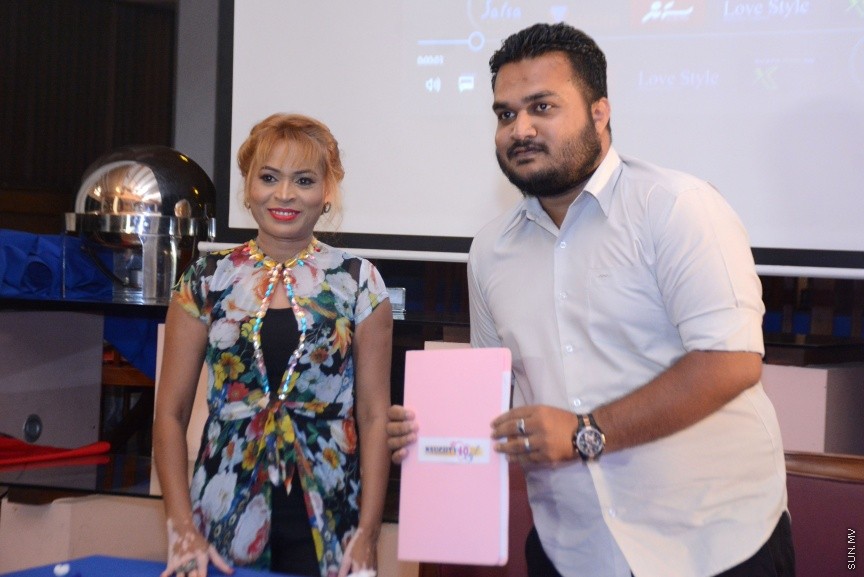އޭޕްރީލް 4، 2017: އެންވިޝަން އެންޓަޓެއިންމެންޓާއި ޔޫއްޕެ ޕްރޮޑަކްޝަން ގުޅިގެން ޔޫސުފް ޝަފީއު (ޔޫއްޕެ) ލިޔެ ޑައިރެކްޓްކުރާ ކޮމެޑީ ފިލްމު، "ނޯޓީ 40"ގެ ބައެއް ޕާޓްނަރުންނާއި ދެމެދު އެއްބަސް ވުމުގާއި ސޮއިކުރުމަށް ސަލްސާގައި ބޭއްވި ހަފްލާގެ ތެރެއިން -- ސަން ފޮޓޯ/ ފަޔާޒު މޫސާ