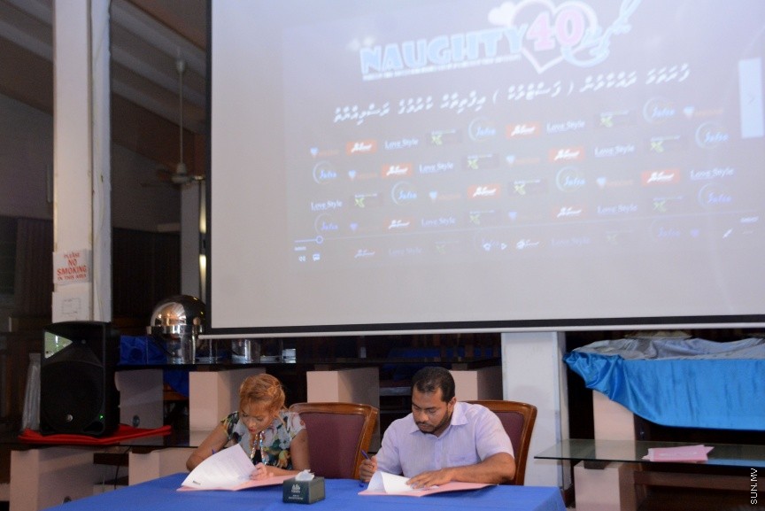 އޭޕްރީލް 4، 2017: އެންވިޝަން އެންޓަޓެއިންމެންޓާއި ޔޫއްޕެ ޕްރޮޑަކްޝަން ގުޅިގެން ޔޫސުފް ޝަފީއު (ޔޫއްޕެ) ލިޔެ ޑައިރެކްޓްކުރާ ކޮމެޑީ ފިލްމު، "ނޯޓީ 40"ގެ ބައެއް ޕާޓްނަރުންނާއި ދެމެދު އެއްބަސް ވުމުގާއި ސޮއިކުރުމަށް ސަލްސާގައި ބޭއްވި ހަފްލާގެ ތެރެއިން -- ސަން ފޮޓޯ/ ފަޔާޒު މޫސާ