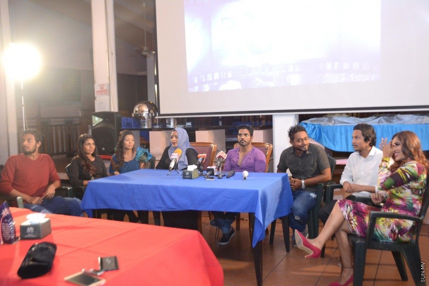 އޭޕްރީލް 4، 2017: އެންވިޝަން އެންޓަޓެއިންމެންޓާއި ޔޫއްޕެ ޕްރޮޑަކްޝަން ގުޅިގެން ޔޫސުފް ޝަފީއު (ޔޫއްޕެ) ލިޔެ ޑައިރެކްޓްކުރާ ކޮމެޑީ ފިލްމު، "ނޯޓީ 40"ގެ ބައެއް ޕާޓްނަރުންނާއި ދެމެދު އެއްބަސް ވުމުގާއި ސޮއިކުރުމަށް ސަލްސާގައި ބޭއްވި ހަފްލާގެ ތެރެއިން -- ސަން ފޮޓޯ/ ފަޔާޒު މޫސާ