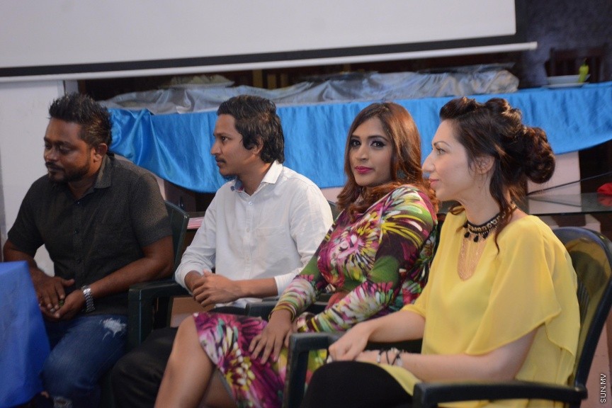 އޭޕްރީލް 4، 2017: އެންވިޝަން އެންޓަޓެއިންމެންޓާއި ޔޫއްޕެ ޕްރޮޑަކްޝަން ގުޅިގެން ޔޫސުފް ޝަފީއު (ޔޫއްޕެ) ލިޔެ ޑައިރެކްޓްކުރާ ކޮމެޑީ ފިލްމު، "ނޯޓީ 40"ގެ ބައެއް ޕާޓްނަރުންނާއި ދެމެދު އެއްބަސް ވުމުގާއި ސޮއިކުރުމަށް ސަލްސާގައި ބޭއްވި ހަފްލާގެ ތެރެއިން -- ސަން ފޮޓޯ/ ފަޔާޒު މޫސާ
