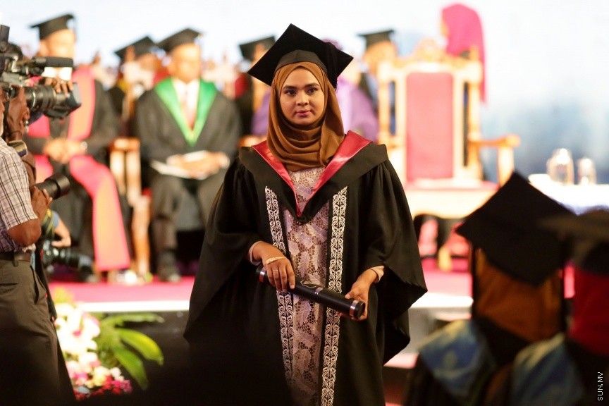 އޭޕްރީލް 8، 2017: ވިލާ ކޮލެޖްގެ ދަސްވެނިވުން ދަރިވަރުންނަށް ހަނދާނީ ލިޔުން ދިނުމަށް ދަރުބާރުގޭގައި ބޭއްވި ޖަލްސާގެ ތެރެއިން -- ސަން ފޮޓޯ/ ފަޔާޒު މޫސާ