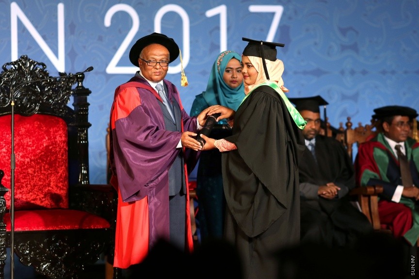 އޭޕްރީލް 8، 2017: ވިލާ ކޮލެޖްގެ ދަސްވެނިވުން ދަރިވަރުންނަށް ހަނދާނީ ލިޔުން ދިނުމަށް ދަރުބާރުގޭގައި ބޭއްވި ޖަލްސާގެ ތެރެއިން -- ސަން ފޮޓޯ/ ފަޔާޒު މޫސާ
