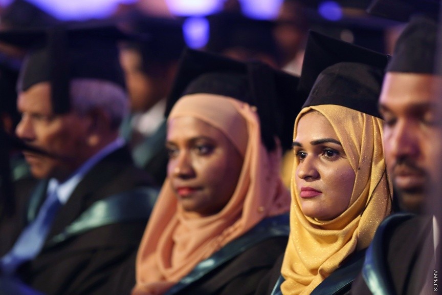 އޭޕްރީލް 8، 2017: ވިލާ ކޮލެޖްގެ ދަސްވެނިވުން ދަރިވަރުންނަށް ހަނދާނީ ލިޔުން ދިނުމަށް ދަރުބާރުގޭގައި ބޭއްވި ޖަލްސާގެ ތެރެއިން -- ސަން ފޮޓޯ/ ފަޔާޒު މޫސާ