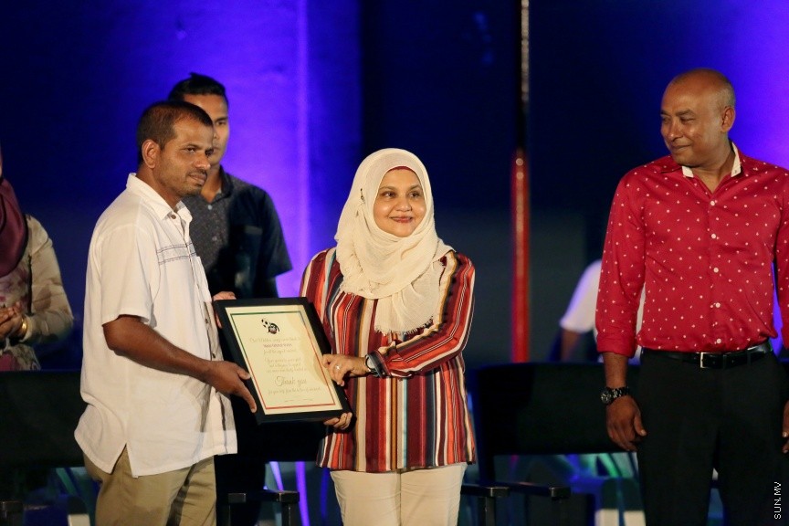 އޭޕްރީލް 8، 2017: ކުލަގަދަ ރަސްމިއްޔާތަކާއެކު ރާއްޖޭގައި މެދުކެނޑުމެއް ނެތި ބާއްވާ އެންމެ ބޮޑު ފުޓްސަލް ފުޓްބޯޅަ މުބާރާތް ކަމަށްވާ ކްލަބު މޯލްޑިވްސް ކަޕް ފަށުން -- ސަން ފޮޓޯ/ ފަޔާޒު މޫސާ