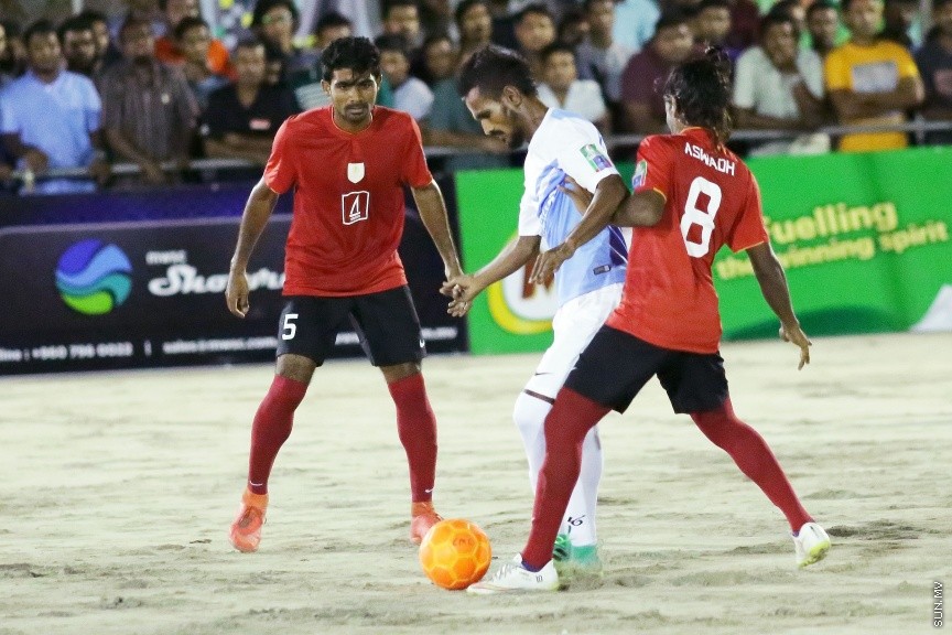 އޭޕްރީލް 8، 2017: ކުލަގަދަ ރަސްމިއްޔާތަކާއެކު ރާއްޖޭގައި މެދުކެނޑުމެއް ނެތި ބާއްވާ އެންމެ ބޮޑު ފުޓްސަލް ފުޓްބޯޅަ މުބާރާތް ކަމަށްވާ ކްލަބު މޯލްޑިވްސް ކަޕް ފަށުން -- ސަން ފޮޓޯ/ ފަޔާޒު މޫސާ