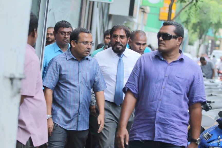 އޭޕްރީލް 12، 2017: ޖުމްހޫރީ ޕާޓީގެ ލީޑަރު   ގާސިމް އިބްރާހިމް ބަންދުގައި ބަހައްޓަން ކްރިމިނަލް ކޯޓުން ކުރި އަމުރު، އިސްތިއުނާފް ކުރުމަށް ހައި ކޯޓުގައި ބޭއްވި ސަރިއަތަށް ގާސިމް ހާޒިރުކުރުން: ހައި ކޯޓުން ވަނީ ގާސިމް ދޫ ކޮއްލުމަށް އަމުރު ކޮއްފައި -- ސަން ފޮޓޯ/ ފަޔާޒު މޫސާ