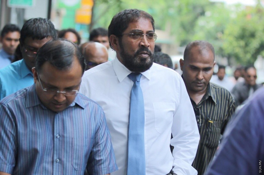 އޭޕްރީލް 12، 2017: ޖުމްހޫރީ ޕާޓީގެ ލީޑަރު   ގާސިމް އިބްރާހިމް ބަންދުގައި ބަހައްޓަން ކްރިމިނަލް ކޯޓުން ކުރި އަމުރު، އިސްތިއުނާފް ކުރުމަށް ހައި ކޯޓުގައި ބޭއްވި ސަރިއަތަށް ގާސިމް ހާޒިރުކުރުން: ހައި ކޯޓުން ވަނީ ގާސިމް ދޫ ކޮއްލުމަށް އަމުރު ކޮއްފައި -- ސަން ފޮޓޯ/ ފަޔާޒު މޫސާ