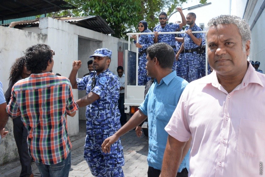 އޭޕްރީލް 12، 2017: ޖުމްހޫރީ ޕާޓީގެ ލީޑަރު   ގާސިމް އިބްރާހިމް ބަންދުގައި ބަހައްޓަން ކްރިމިނަލް ކޯޓުން ކުރި އަމުރު، އިސްތިއުނާފް ކުރުމަށް ހައި ކޯޓުގައި ބޭއްވި ސަރިއަތަށް ގާސިމް ހާޒިރުކުރުން: ހައި ކޯޓުން ވަނީ ގާސިމް ދޫ ކޮއްލުމަށް އަމުރު ކޮއްފައި -- ސަން ފޮޓޯ/ ފަޔާޒު މޫސާ