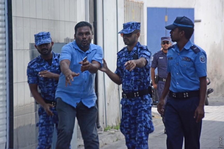އޭޕްރީލް 12، 2017: ޖުމްހޫރީ ޕާޓީގެ ލީޑަރު   ގާސިމް އިބްރާހިމް ބަންދުގައި ބަހައްޓަން ކްރިމިނަލް ކޯޓުން ކުރި އަމުރު، އިސްތިއުނާފް ކުރުމަށް ހައި ކޯޓުގައި ބޭއްވި ސަރިއަތަށް ގާސިމް ހާޒިރުކުރުން: ހައި ކޯޓުން ވަނީ ގާސިމް ދޫ ކޮއްލުމަށް އަމުރު ކޮއްފައި -- ސަން ފޮޓޯ/ ފަޔާޒު މޫސާ
