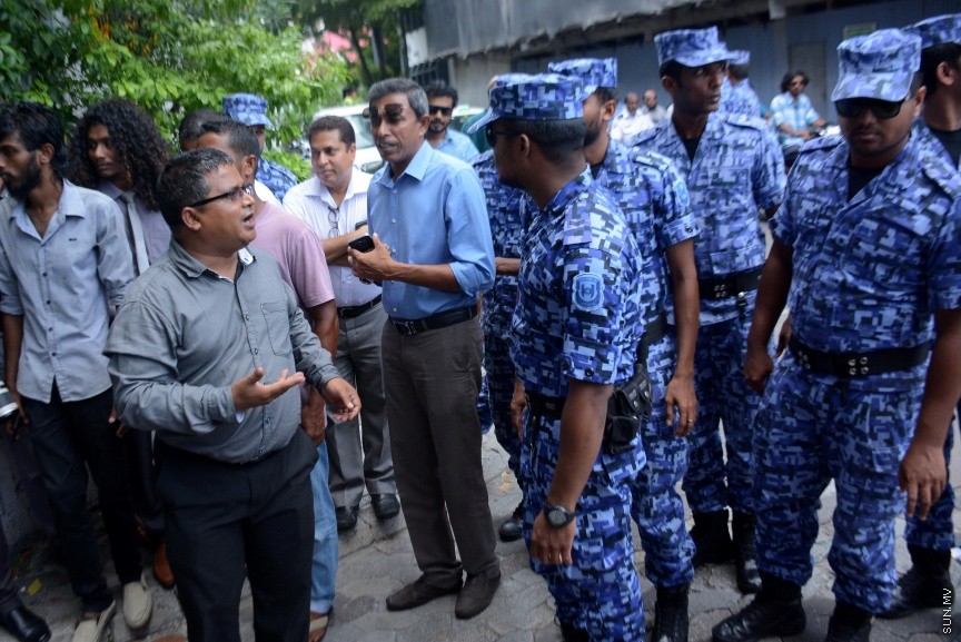 އޭޕްރީލް 12، 2017: ޖުމްހޫރީ ޕާޓީގެ ލީޑަރު   ގާސިމް އިބްރާހިމް ބަންދުގައި ބަހައްޓަން ކްރިމިނަލް ކޯޓުން ކުރި އަމުރު، އިސްތިއުނާފް ކުރުމަށް ހައި ކޯޓުގައި ބޭއްވި ސަރިއަތަށް ގާސިމް ހާޒިރުކުރުން: ހައި ކޯޓުން ވަނީ ގާސިމް ދޫ ކޮއްލުމަށް އަމުރު ކޮއްފައި -- ސަން ފޮޓޯ/ ފަޔާޒު މޫސާ