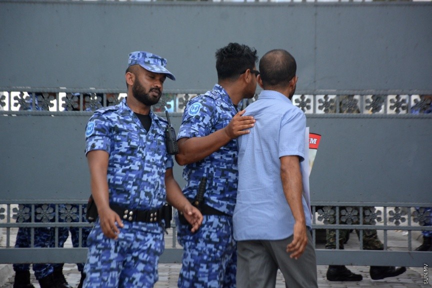 އޭޕްރީލް 12، 2017: ޖުމްހޫރީ ޕާޓީގެ ލީޑަރު   ގާސިމް އިބްރާހިމް ބަންދުގައި ބަހައްޓަން ކްރިމިނަލް ކޯޓުން ކުރި އަމުރު، އިސްތިއުނާފް ކުރުމަށް ހައި ކޯޓުގައި ބޭއްވި ސަރިއަތަށް ގާސިމް ހާޒިރުކުރުން: ހައި ކޯޓުން ވަނީ ގާސިމް ދޫ ކޮއްލުމަށް އަމުރު ކޮއްފައި -- ސަން ފޮޓޯ/ ފަޔާޒު މޫސާ