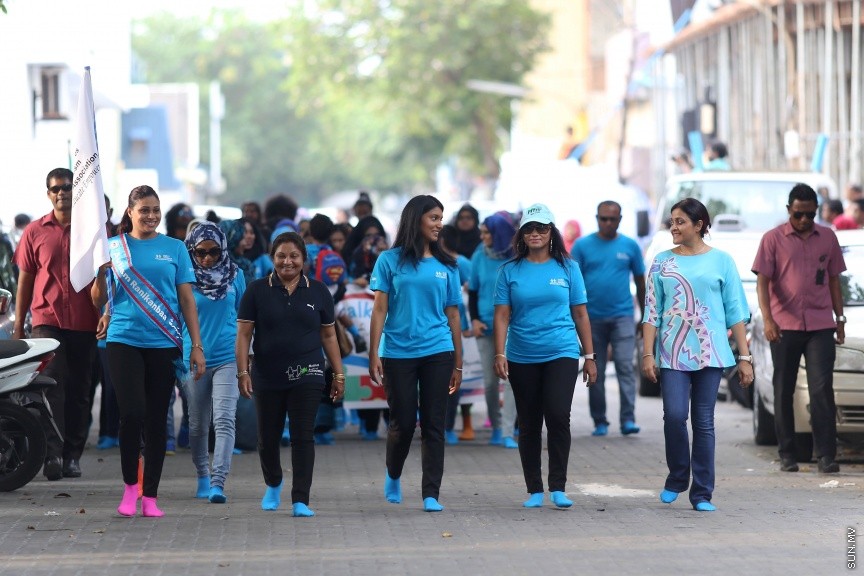 އޭޕްރީލް 13، 2017: އޯޓިޒަމަށް އާންމުން ހޭލުންތެރި ކުރުވުމުގެ ގޮތުން މޯލްޑިވްސް އޯޓިޒަމް އެސޯސިއޭޝަނުން އިންތިޒާމުކޮށްގެން ބޭއްވި ހިނގާލުމުގެ ތެރެއިން--- ސަން ފޮޓޯ/ ފަޔާޒް މޫސާ