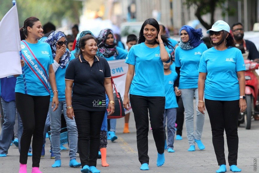 އޭޕްރީލް 13، 2017: އޯޓިޒަމަށް އާންމުން ހޭލުންތެރި ކުރުވުމުގެ ގޮތުން މޯލްޑިވްސް އޯޓިޒަމް އެސޯސިއޭޝަނުން އިންތިޒާމުކޮށްގެން ބޭއްވި ހިނގާލުމުގެ ތެރެއިން--- ސަން ފޮޓޯ/ ފަޔާޒް މޫސާ