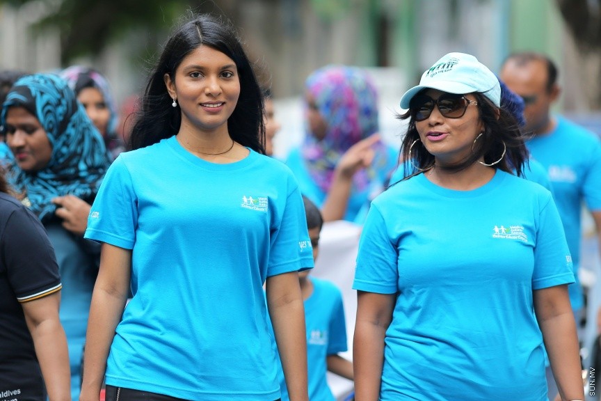 އޭޕްރީލް 13، 2017: އޯޓިޒަމަށް އާންމުން ހޭލުންތެރި ކުރުވުމުގެ ގޮތުން މޯލްޑިވްސް އޯޓިޒަމް އެސޯސިއޭޝަނުން އިންތިޒާމުކޮށްގެން ބޭއްވި ހިނގާލުމުގެ ތެރެއިން--- ސަން ފޮޓޯ/ ފަޔާޒް މޫސާ