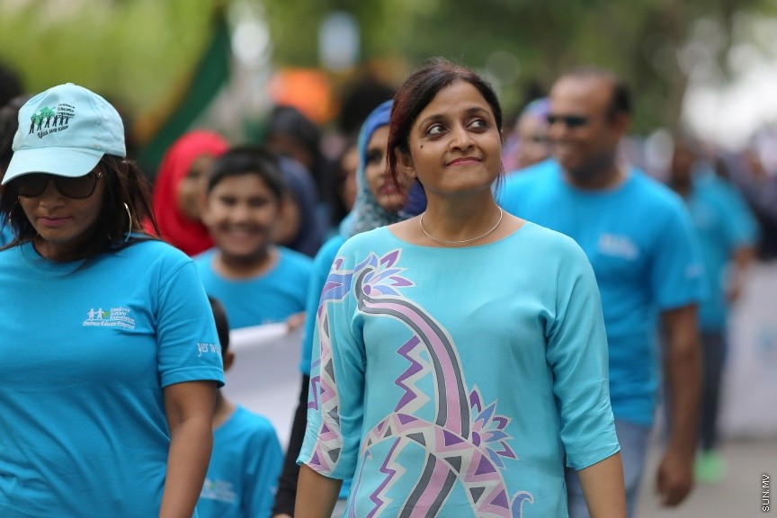 އޭޕްރީލް 13، 2017: އޯޓިޒަމަށް އާންމުން ހޭލުންތެރި ކުރުވުމުގެ ގޮތުން މޯލްޑިވްސް އޯޓިޒަމް އެސޯސިއޭޝަނުން އިންތިޒާމުކޮށްގެން ބޭއްވި ހިނގާލުމުގެ ތެރެއިން--- ސަން ފޮޓޯ/ ފަޔާޒް މޫސާ