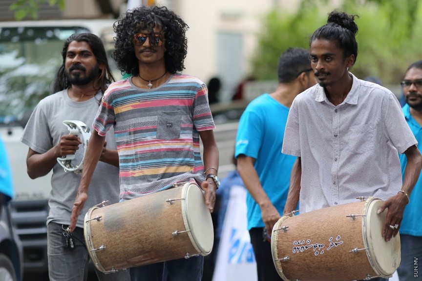 އޭޕްރީލް 13، 2017: އޯޓިޒަމަށް އާންމުން ހޭލުންތެރި ކުރުވުމުގެ ގޮތުން މޯލްޑިވްސް އޯޓިޒަމް އެސޯސިއޭޝަނުން އިންތިޒާމުކޮށްގެން ބޭއްވި ހިނގާލުމުގެ ތެރެއިން--- ސަން ފޮޓޯ/ ފަޔާޒް މޫސާ