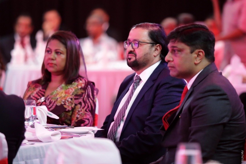 އޭޕްރީލް 18، 2017: އުރީދޫ މޯލްޑިވްސް ޕލކގެ ޕްރޮސްޕެކްޓަސް ރަސްމީކޮށް ލޯންޗުކޮށް، އެކުންފުނީގެ ހިއްސާ ގަތުމަށް އާންމުންނަށް ދައުވަތު ދިނުމަށް ދަރުބާރުގޭގައި ބޭއްވި ރަސްމިއްޔާތުގެ ތެރެއިން -- ސަން ފޮޓޯ/ ފަޔާޒު މޫސާ