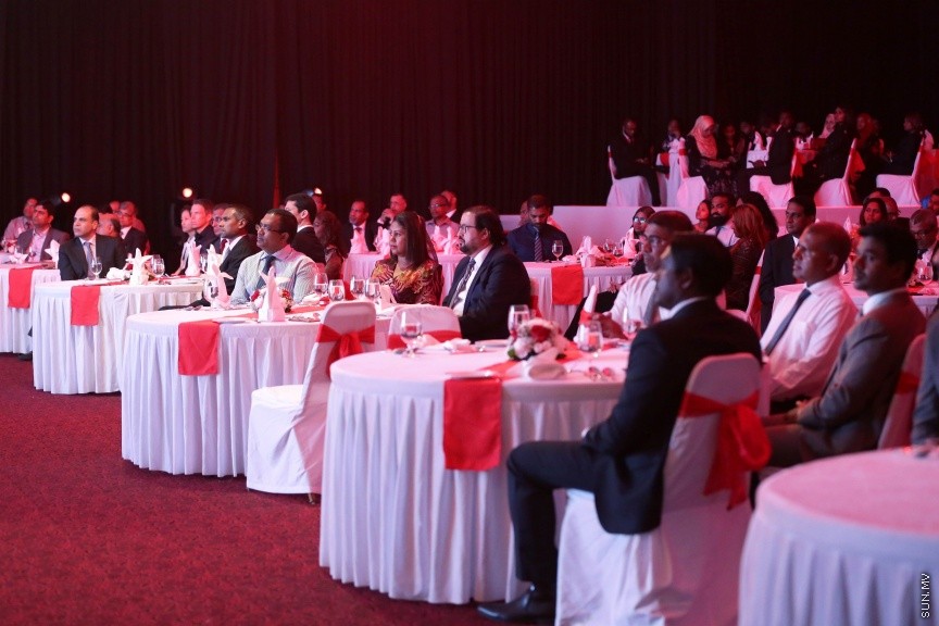އޭޕްރީލް 18، 2017: އުރީދޫ މޯލްޑިވްސް ޕލކގެ ޕްރޮސްޕެކްޓަސް ރަސްމީކޮށް ލޯންޗުކޮށް، އެކުންފުނީގެ ހިއްސާ ގަތުމަށް އާންމުންނަށް ދައުވަތު ދިނުމަށް ދަރުބާރުގޭގައި ބޭއްވި ރަސްމިއްޔާތުގެ ތެރެއިން -- ސަން ފޮޓޯ/ ފަޔާޒު މޫސާ