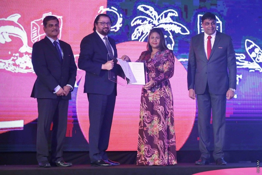 އޭޕްރީލް 18، 2017: އުރީދޫ މޯލްޑިވްސް ޕލކގެ ޕްރޮސްޕެކްޓަސް ރަސްމީކޮށް ލޯންޗުކޮށް، އެކުންފުނީގެ ހިއްސާ ގަތުމަށް އާންމުންނަށް ދައުވަތު ދިނުމަށް ދަރުބާރުގޭގައި ބޭއްވި ރަސްމިއްޔާތުގެ ތެރެއިން -- ސަން ފޮޓޯ/ ފަޔާޒު މޫސާ