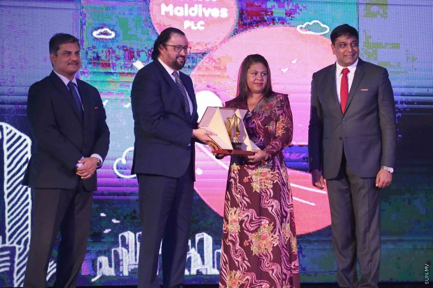އޭޕްރީލް 18، 2017: އުރީދޫ މޯލްޑިވްސް ޕލކގެ ޕްރޮސްޕެކްޓަސް ރަސްމީކޮށް ލޯންޗުކޮށް، އެކުންފުނީގެ ހިއްސާ ގަތުމަށް އާންމުންނަށް ދައުވަތު ދިނުމަށް ދަރުބާރުގޭގައި ބޭއްވި ރަސްމިއްޔާތުގެ ތެރެއިން -- ސަން ފޮޓޯ/ ފަޔާޒު މޫސާ