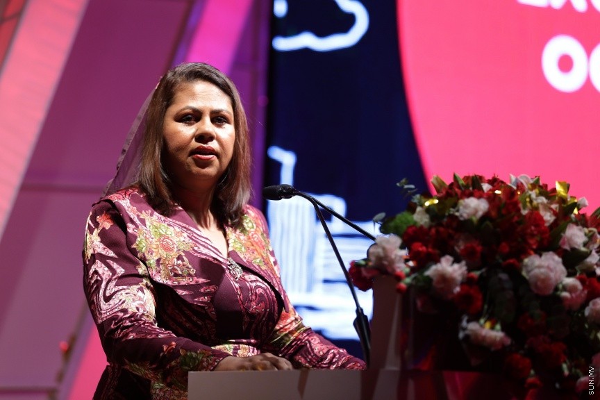 އޭޕްރީލް 18، 2017: އުރީދޫ މޯލްޑިވްސް ޕލކގެ ޕްރޮސްޕެކްޓަސް ރަސްމީކޮށް ލޯންޗުކޮށް، އެކުންފުނީގެ ހިއްސާ ގަތުމަށް އާންމުންނަށް ދައުވަތު ދިނުމަށް ދަރުބާރުގޭގައި ބޭއްވި ރަސްމިއްޔާތުގެ ތެރެއިން -- ސަން ފޮޓޯ/ ފަޔާޒު މޫސާ