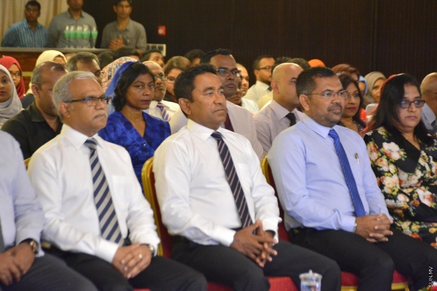 އޭޕްރީލް 19، 2017: ރާއްޖޭން ބޭރު ގައުމުތަކަށް ކަނޑައަޅާފައިވާ ސަފީރުންނާ އެކު ބާއްވާ މަހާސިންތާ ފެށުމަށް ބޭއްވި ހަފްލާގެ ތެރެއިން -- ސަން ފޮޓޯ/ ފަޔާޒު މޫސާ