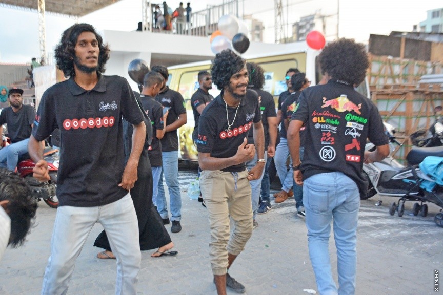 އޭޕްރީލް 21، 2017: މޯލްޑިވް ގޭސް އިން ވިއްކަމުންދާ ހީލިއަމް ގޭސް ޕްރޮމޯޓް ކުރުމުގެ ގޮތުން "ހީލިއަމް ހަވީރު" ގެ ނަމުގައި ބޭއްވި ހަރަކާތްތަކުގެ ތެރެއިން -- ސަން ފޮޓޯ/ ފަޔާޒު މޫސާ