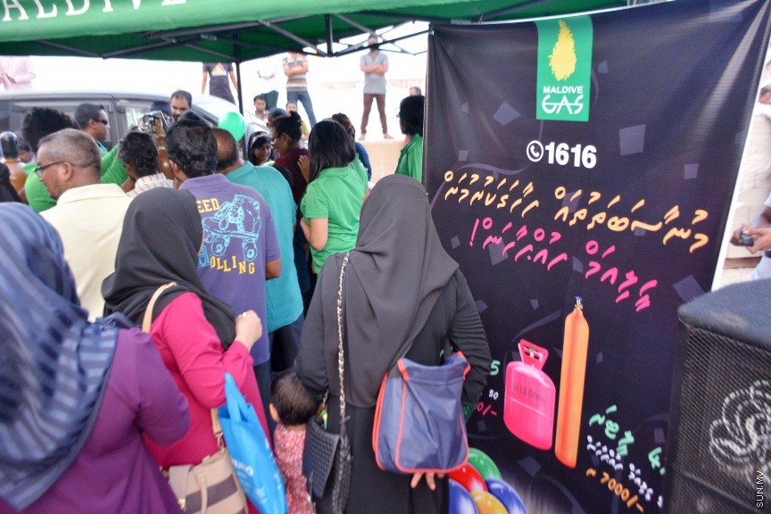 އޭޕްރީލް 21، 2017: މޯލްޑިވް ގޭސް އިން ވިއްކަމުންދާ ހީލިއަމް ގޭސް ޕްރޮމޯޓް ކުރުމުގެ ގޮތުން "ހީލިއަމް ހަވީރު" ގެ ނަމުގައި ބޭއްވި ހަރަކާތްތަކުގެ ތެރެއިން -- ސަން ފޮޓޯ/ ފަޔާޒު މޫސާ