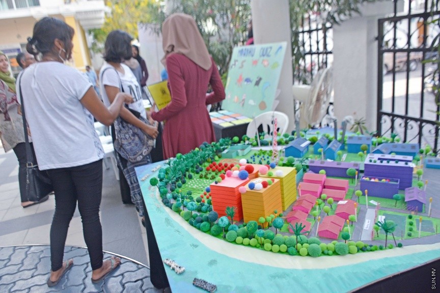 އޭޕްރީލް 21، 2017: ގައުމީ ޔުނިވާސިޓީ އިން ފެށި "ފަހި ދުވަސް"ގެ ތެރެއިން --- ސަން ފޮޓޯ/ ފަޔާޒު މޫސާ