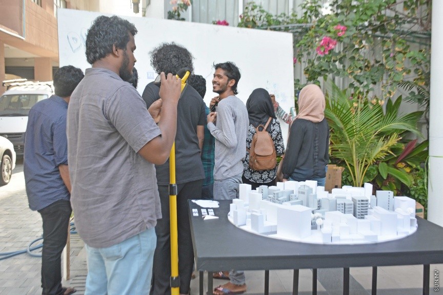 އޭޕްރީލް 21، 2017: ގައުމީ ޔުނިވާސިޓީ އިން ފެށި "ފަހި ދުވަސް"ގެ ތެރެއިން --- ސަން ފޮޓޯ/ ފަޔާޒު މޫސާ
