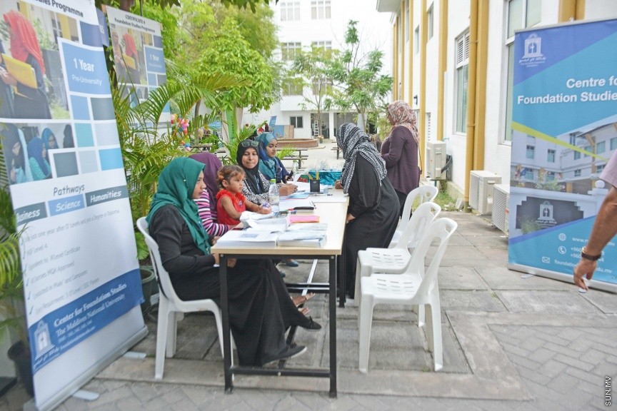 އޭޕްރީލް 21، 2017: ގައުމީ ޔުނިވާސިޓީ އިން ފެށި "ފަހި ދުވަސް"ގެ ތެރެއިން --- ސަން ފޮޓޯ/ ފަޔާޒު މޫސާ
