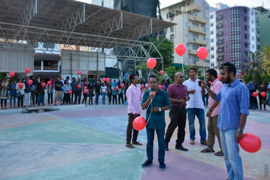 24 އޭޕްރީލް 2017: ޔާމީންގެ ހަނދާނުގައި ރަތް ފުއްޕާހަން ވައިގެ ތެރެއަށް ދޫކޮށްލުމުގެ ހަރަކާތުގެ ތެރެއިން: ހަށިގަނޑުގެ އެތައް ތަނަކަށް ތޫނު އެއްޗަކުން ހަމަލާދީ ރަހުމު ކުޑަ ގޮތަކަށް މަރާލި ސޯޝަލް މީޑިއާ އެކްޓިވިސްޓް އަދި ބުލޮގަރު ޔާމީން ރަޝީދު މަރާ ގުޅިގެން ގިނަ އަދަދެއްގެ ނޫސްވެރިންނާއި އާއްމުން މިއަދު ހަވީރު، ރަތް ފުއްޕާހަން ވައިގެ ތެރެއަށް ވަނީ ދޫކޮށްލާފައި---ސަން ފޮޓޯ/ ފަޔާޒު މޫސާ