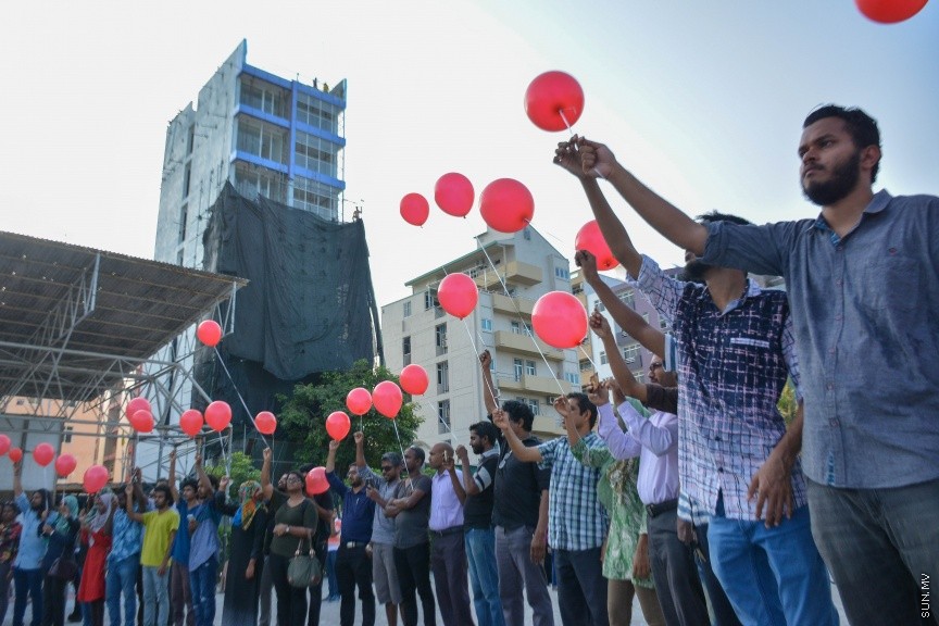 24 އޭޕްރީލް 2017: ޔާމީންގެ ހަނދާނުގައި ރަތް ފުއްޕާހަން ވައިގެ ތެރެއަށް ދޫކޮށްލުމުގެ ހަރަކާތުގެ ތެރެއިން: ހަށިގަނޑުގެ އެތައް ތަނަކަށް ތޫނު އެއްޗަކުން ހަމަލާދީ ރަހުމު ކުޑަ ގޮތަކަށް މަރާލި ސޯޝަލް މީޑިއާ އެކްޓިވިސްޓް އަދި ބުލޮގަރު ޔާމީން ރަޝީދު މަރާ ގުޅިގެން ގިނަ އަދަދެއްގެ ނޫސްވެރިންނާއި އާއްމުން މިއަދު ހަވީރު، ރަތް ފުއްޕާހަން ވައިގެ ތެރެއަށް ވަނީ ދޫކޮށްލާފައި---ސަން ފޮޓޯ/ ފަޔާޒު މޫސާ
