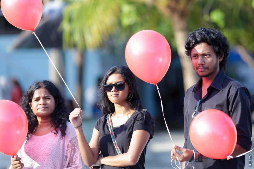 24 އޭޕްރީލް 2017: ޔާމީންގެ ހަނދާނުގައި ރަތް ފުއްޕާހަން ވައިގެ ތެރެއަށް ދޫކޮށްލުމުގެ ހަރަކާތުގެ ތެރެއިން: ހަށިގަނޑުގެ އެތައް ތަނަކަށް ތޫނު އެއްޗަކުން ހަމަލާދީ ރަހުމު ކުޑަ ގޮތަކަށް މަރާލި ސޯޝަލް މީޑިއާ އެކްޓިވިސްޓް އަދި ބުލޮގަރު ޔާމީން ރަޝީދު މަރާ ގުޅިގެން ގިނަ އަދަދެއްގެ ނޫސްވެރިންނާއި އާއްމުން މިއަދު ހަވީރު، ރަތް ފުއްޕާހަން ވައިގެ ތެރެއަށް ވަނީ ދޫކޮށްލާފައި---ސަން ފޮޓޯ/ ފަޔާޒު މޫސާ
