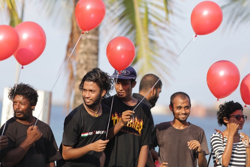 24 އޭޕްރީލް 2017: ޔާމީންގެ ހަނދާނުގައި ރަތް ފުއްޕާހަން ވައިގެ ތެރެއަށް ދޫކޮށްލުމުގެ ހަރަކާތުގެ ތެރެއިން: ހަށިގަނޑުގެ އެތައް ތަނަކަށް ތޫނު އެއްޗަކުން ހަމަލާދީ ރަހުމު ކުޑަ ގޮތަކަށް މަރާލި ސޯޝަލް މީޑިއާ އެކްޓިވިސްޓް އަދި ބުލޮގަރު ޔާމީން ރަޝީދު މަރާ ގުޅިގެން ގިނަ އަދަދެއްގެ ނޫސްވެރިންނާއި އާއްމުން މިއަދު ހަވީރު، ރަތް ފުއްޕާހަން ވައިގެ ތެރެއަށް ވަނީ ދޫކޮށްލާފައި---ސަން ފޮޓޯ/ ފަޔާޒު މޫސާ