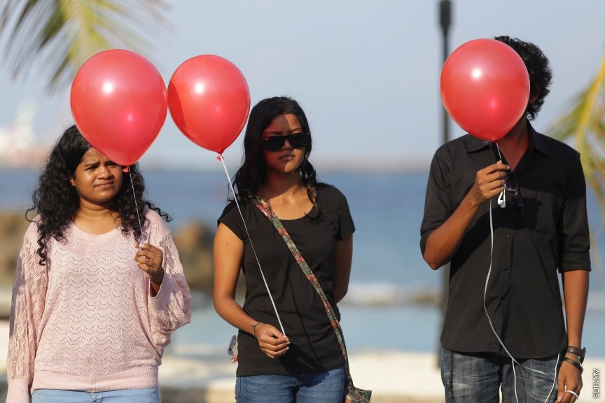 24 އޭޕްރީލް 2017: ޔާމީންގެ ހަނދާނުގައި ރަތް ފުއްޕާހަން ވައިގެ ތެރެއަށް ދޫކޮށްލުމުގެ ހަރަކާތުގެ ތެރެއިން: ހަށިގަނޑުގެ އެތައް ތަނަކަށް ތޫނު އެއްޗަކުން ހަމަލާދީ ރަހުމު ކުޑަ ގޮތަކަށް މަރާލި ސޯޝަލް މީޑިއާ އެކްޓިވިސްޓް އަދި ބުލޮގަރު ޔާމީން ރަޝީދު މަރާ ގުޅިގެން ގިނަ އަދަދެއްގެ ނޫސްވެރިންނާއި އާއްމުން މިއަދު ހަވީރު، ރަތް ފުއްޕާހަން ވައިގެ ތެރެއަށް ވަނީ ދޫކޮށްލާފައި---ސަން ފޮޓޯ/ ފަޔާޒު މޫސާ