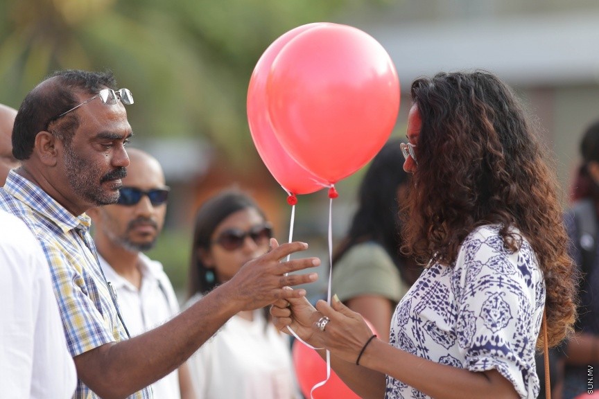 24 އޭޕްރީލް 2017: ޔާމީންގެ ހަނދާނުގައި ރަތް ފުއްޕާހަން ވައިގެ ތެރެއަށް ދޫކޮށްލުމުގެ ހަރަކާތުގެ ތެރެއިން: ހަށިގަނޑުގެ އެތައް ތަނަކަށް ތޫނު އެއްޗަކުން ހަމަލާދީ ރަހުމު ކުޑަ ގޮތަކަށް މަރާލި ސޯޝަލް މީޑިއާ އެކްޓިވިސްޓް އަދި ބުލޮގަރު ޔާމީން ރަޝީދު މަރާ ގުޅިގެން ގިނަ އަދަދެއްގެ ނޫސްވެރިންނާއި އާއްމުން މިއަދު ހަވީރު، ރަތް ފުއްޕާހަން ވައިގެ ތެރެއަށް ވަނީ ދޫކޮށްލާފައި---ސަން ފޮޓޯ/ ފަޔާޒު މޫސާ