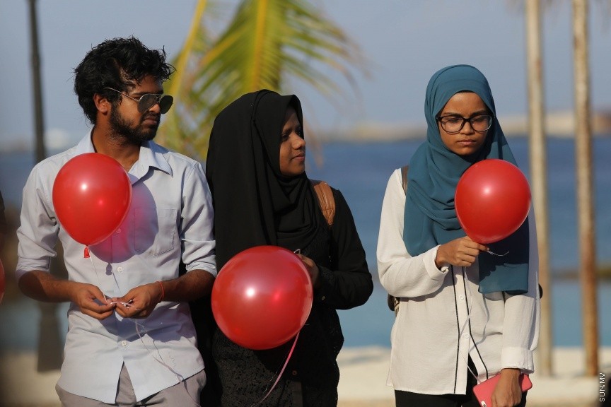 24 އޭޕްރީލް 2017: ޔާމީންގެ ހަނދާނުގައި ރަތް ފުއްޕާހަން ވައިގެ ތެރެއަށް ދޫކޮށްލުމުގެ ހަރަކާތުގެ ތެރެއިން: ހަށިގަނޑުގެ އެތައް ތަނަކަށް ތޫނު އެއްޗަކުން ހަމަލާދީ ރަހުމު ކުޑަ ގޮތަކަށް މަރާލި ސޯޝަލް މީޑިއާ އެކްޓިވިސްޓް އަދި ބުލޮގަރު ޔާމީން ރަޝީދު މަރާ ގުޅިގެން ގިނަ އަދަދެއްގެ ނޫސްވެރިންނާއި އާއްމުން މިއަދު ހަވީރު، ރަތް ފުއްޕާހަން ވައިގެ ތެރެއަށް ވަނީ ދޫކޮށްލާފައި---ސަން ފޮޓޯ/ ފަޔާޒު މޫސާ
