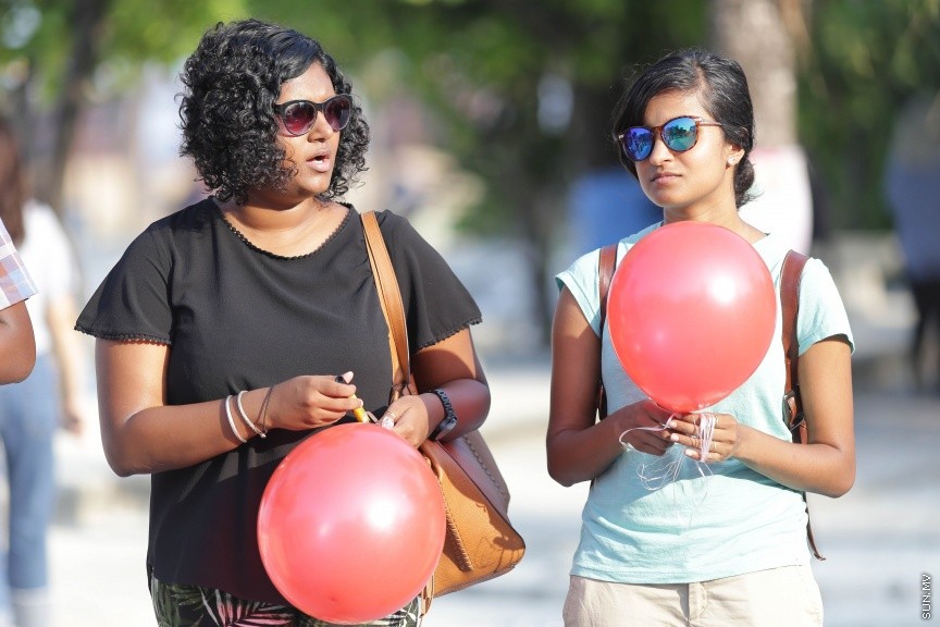 24 އޭޕްރީލް 2017: ޔާމީންގެ ހަނދާނުގައި ރަތް ފުއްޕާހަން ވައިގެ ތެރެއަށް ދޫކޮށްލުމުގެ ހަރަކާތުގެ ތެރެއިން: ހަށިގަނޑުގެ އެތައް ތަނަކަށް ތޫނު އެއްޗަކުން ހަމަލާދީ ރަހުމު ކުޑަ ގޮތަކަށް މަރާލި ސޯޝަލް މީޑިއާ އެކްޓިވިސްޓް އަދި ބުލޮގަރު ޔާމީން ރަޝީދު މަރާ ގުޅިގެން ގިނަ އަދަދެއްގެ ނޫސްވެރިންނާއި އާއްމުން މިއަދު ހަވީރު، ރަތް ފުއްޕާހަން ވައިގެ ތެރެއަށް ވަނީ ދޫކޮށްލާފައި---ސަން ފޮޓޯ/ ފަޔާޒު މޫސާ