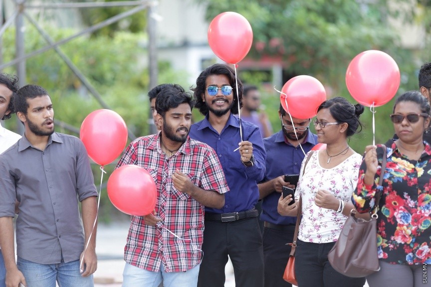 24 އޭޕްރީލް 2017: ޔާމީންގެ ހަނދާނުގައި ރަތް ފުއްޕާހަން ވައިގެ ތެރެއަށް ދޫކޮށްލުމުގެ ހަރަކާތުގެ ތެރެއިން: ހަށިގަނޑުގެ އެތައް ތަނަކަށް ތޫނު އެއްޗަކުން ހަމަލާދީ ރަހުމު ކުޑަ ގޮތަކަށް މަރާލި ސޯޝަލް މީޑިއާ އެކްޓިވިސްޓް އަދި ބުލޮގަރު ޔާމީން ރަޝީދު މަރާ ގުޅިގެން ގިނަ އަދަދެއްގެ ނޫސްވެރިންނާއި އާއްމުން މިއަދު ހަވީރު، ރަތް ފުއްޕާހަން ވައިގެ ތެރެއަށް ވަނީ ދޫކޮށްލާފައި---ސަން ފޮޓޯ/ ފަޔާޒު މޫސާ