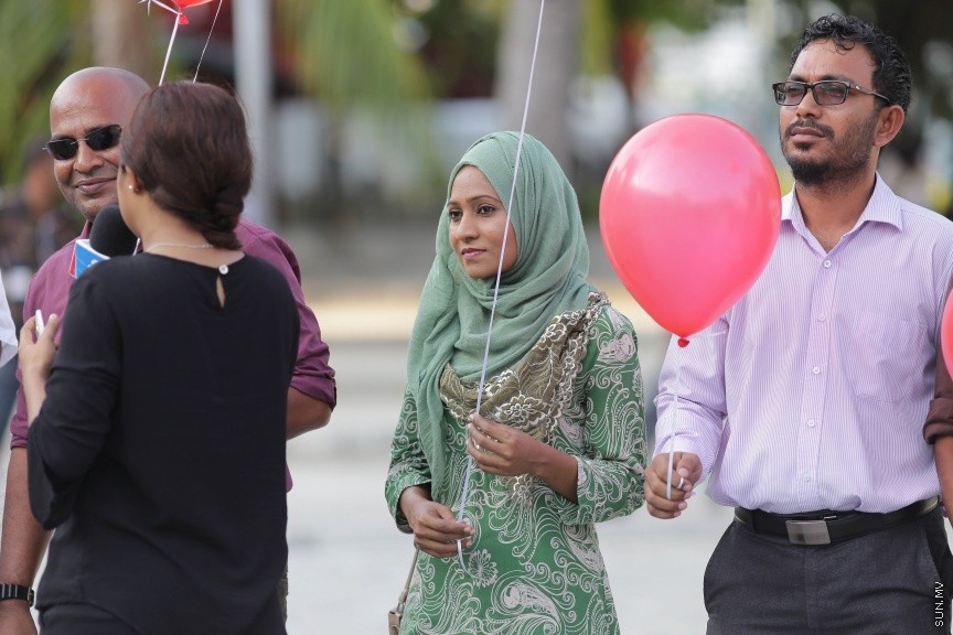 24 އޭޕްރީލް 2017: ޔާމީންގެ ހަނދާނުގައި ރަތް ފުއްޕާހަން ވައިގެ ތެރެއަށް ދޫކޮށްލުމުގެ ހަރަކާތުގެ ތެރެއިން: ހަށިގަނޑުގެ އެތައް ތަނަކަށް ތޫނު އެއްޗަކުން ހަމަލާދީ ރަހުމު ކުޑަ ގޮތަކަށް މަރާލި ސޯޝަލް މީޑިއާ އެކްޓިވިސްޓް އަދި ބުލޮގަރު ޔާމީން ރަޝީދު މަރާ ގުޅިގެން ގިނަ އަދަދެއްގެ ނޫސްވެރިންނާއި އާއްމުން މިއަދު ހަވީރު، ރަތް ފުއްޕާހަން ވައިގެ ތެރެއަށް ވަނީ ދޫކޮށްލާފައި---ސަން ފޮޓޯ/ ފަޔާޒު މޫސާ